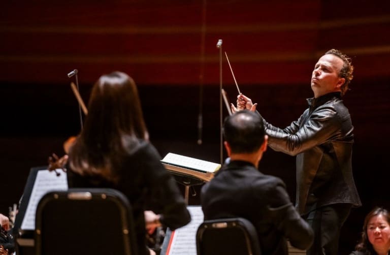 Yannick Nézet-Séguin conducts the Philadelphia Orchestra © Allie Ippolito